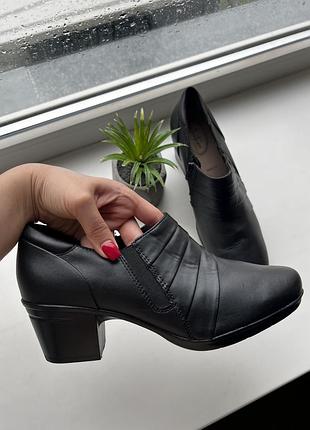 Clarks 7 розмір 40 шкіряні кожані туфлі ботильйони ботінки жіночі на стійкому каблуку 25,5 см черевики чоботи ботінки