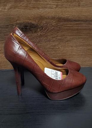 Коричневі жіночі туфлі на підборах від zara із круглим носком та текстурою під шкіру крокодила.