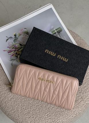 Гаманець miu miu стеганий big size пудровий