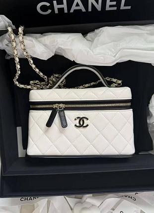 Сумка chanel маленькая белая с черным ободком и цепочкой кросс боди