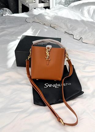 Сумка бочонок le 37 small bucket bag in caramel calfskin with gold