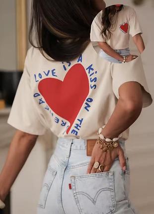 Жіноча футболка levi's з принтом серця та написом, молочна