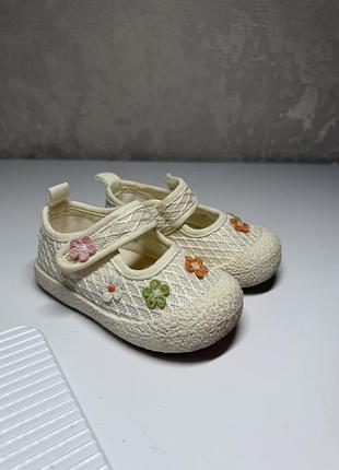 Капці для дівчинки, молочні, довжина устілки 13 см