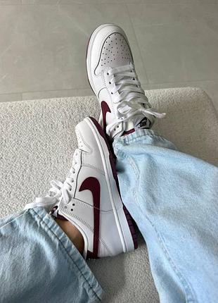 Nike sb dunk
“white / burgundy”