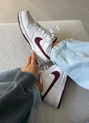 Nike sb dunk
“white / burgundy” 8