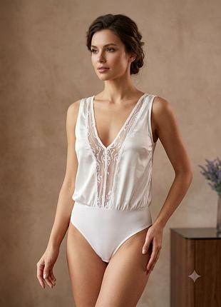 Белый боди с кружевом от prettylittlething