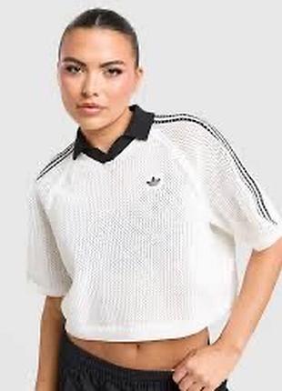 Белый вязаный поло-свитшот adidas с черным отложным воротником и фирменными полосками на рукавах.