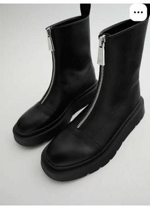 Женские ботинки бренда zara с металлической молнией спереди.