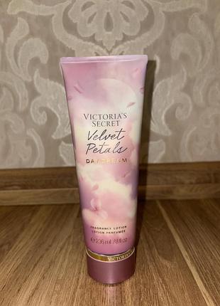 Крем для тіла victoria’s secret velvet petals daydream парфумований 236 мл
