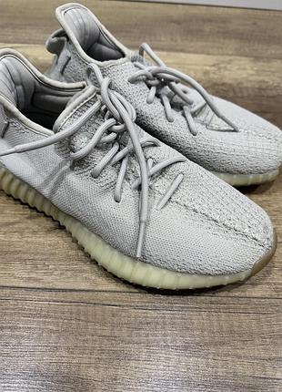 Adidas yeezy кросівки