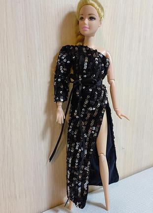 Одяг для ляльки barbie: чорна сукня з розрізом та паєтками