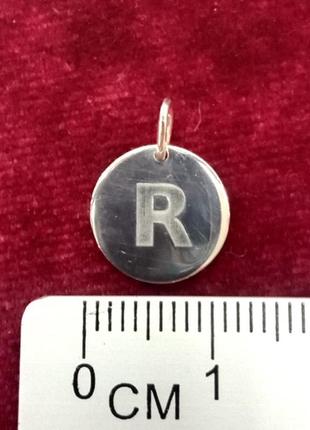 Кулон круглый из серебра с буквой r1 фото