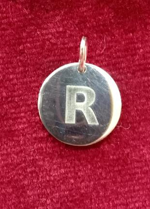 Кулон круглый из серебра с буквой r2 фото