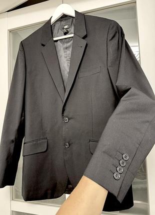 Чорний класичний піджак h&m у стриманому діловому стилі
