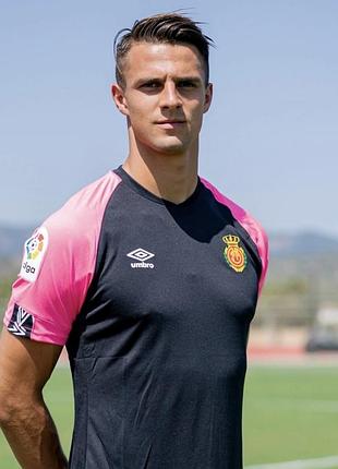 Джерсі комплект футбольної форми клубу «реал мальорка» (rcd mallorca) від бренду umbro сезону 2019/20 чорного кольору з рожевими рукавами.