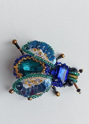 Брошка ручної роботи «жук» з бісеру та кристалів swarovski
