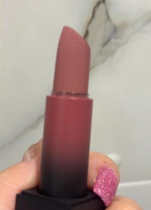 Матовая губная помада huda beauty power bulletin
