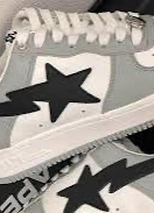 Кроссовки a bathing ape bape sta low grey black в серо-белой расцветке с характерным черным логотипом-звездой.
