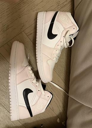 Кросівки жіночі nike air jordan 1 mid barely rose білий, рожевий