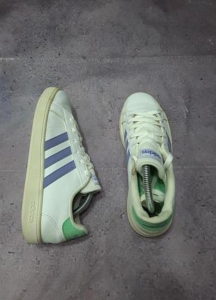 Кросівки жіночі adidas білі, розмір 38