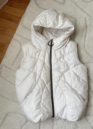 Белая жилетка с капюшоном украинского бренда likara
