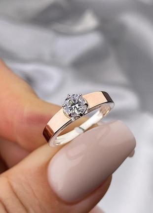 Серебряное женское кольцо с золотой пластиной 375 пробы и фианитом