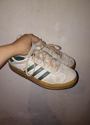 Кросівки жіночі adidas білі із зеленими смужками, розмір 39