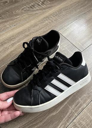 Кросівки унісекс adidas grand court base чорні з білими смужками