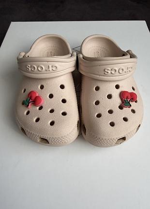 Шльопанці для дітей crocs пудрові з вишнями