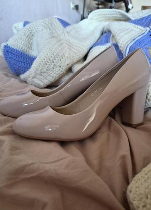 Туфлі жіночі qqshoes бежеві лаковані, 38 розмір