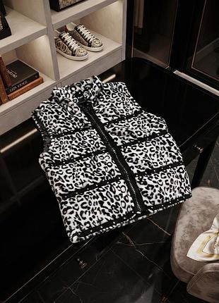 Стильна хутряна жилетка futura moda (розмір xl) ефектну та затишну жилетку в чорно-білий леопардовий принт. чудова, щоб додати образу стилю та тепла!