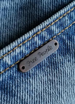 Металлическая пришивная шильда с гравировкой бренда free people