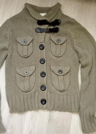 Оливковый джемпер кардиган свитер хаки с красивым воротом вязанный