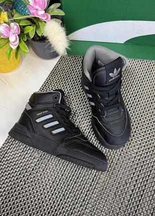 Оригінальні кросівки adidas