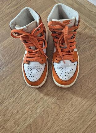 Кросівки жіночі jordan 1 retro high og starfish (w) do9369-101 помаранчеві, білі