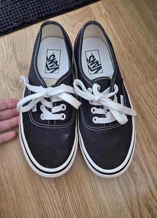 Кеди жіночі vans чорні в гарному стані( нюанс останне фото)