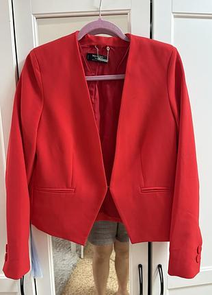 Червоний короткий блейзер без коміра від бренду mango з довгими рукавами та прорізними кишенями