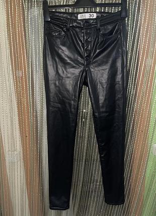 Ефектні чорні штани з екошкіри zeo denim (розмір 30)