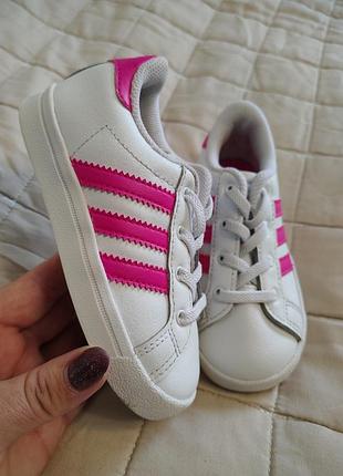 Кросівки для дівчинки adidas білі з рожевими смужками