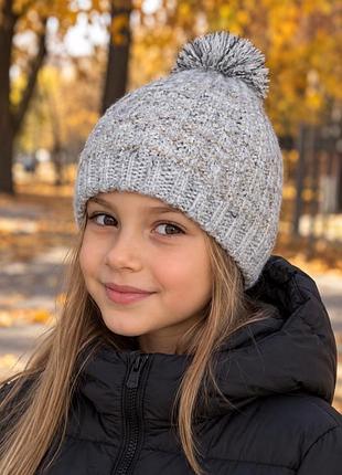 Шапка вʼязана з люрексом