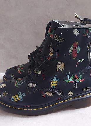 Ботинки dr. martens модели 1460 pascal с принтом skins tattoo