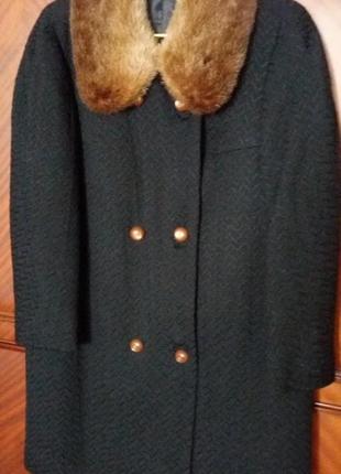 Черное драповое зимнее пальто с воротником из меха выдры размер  xxl-3xl/52-54.