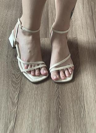 Жіночі босоніжки asos молочного кольору