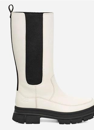 Жіночі високі шкіряні черевики-челсі ugg ashton high chelsea boot (також відомі як ashton chelsea tall boot) у контрастному біло-чорному забарвленні.