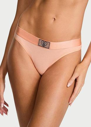 Трусики тонг victoria's secret с логотипом из страз