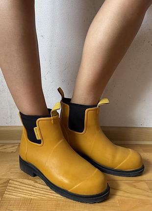 Гумові черевики merry people bobbi ankle rain boots у гірчично-жовтому кольорі з контрастними чорними еластичними вставками