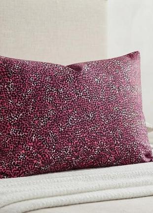 Наволочка maison essentials pink multi (розовая в леопардовый принт), 73×47 см
​