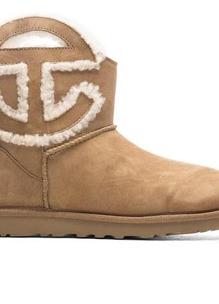 Ugg x telfar logo mini boot у забарвленні chestnut — результат колаборації австралійського бренду взуття ugg та американської марки telfar.розмір:41