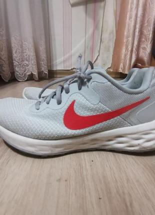 Кросівки nike сірі з червоним логотипом