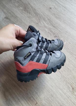 Черевики для хлопчиків adidas terrex mid gtx i gore-tex сірі, розмір 18-19